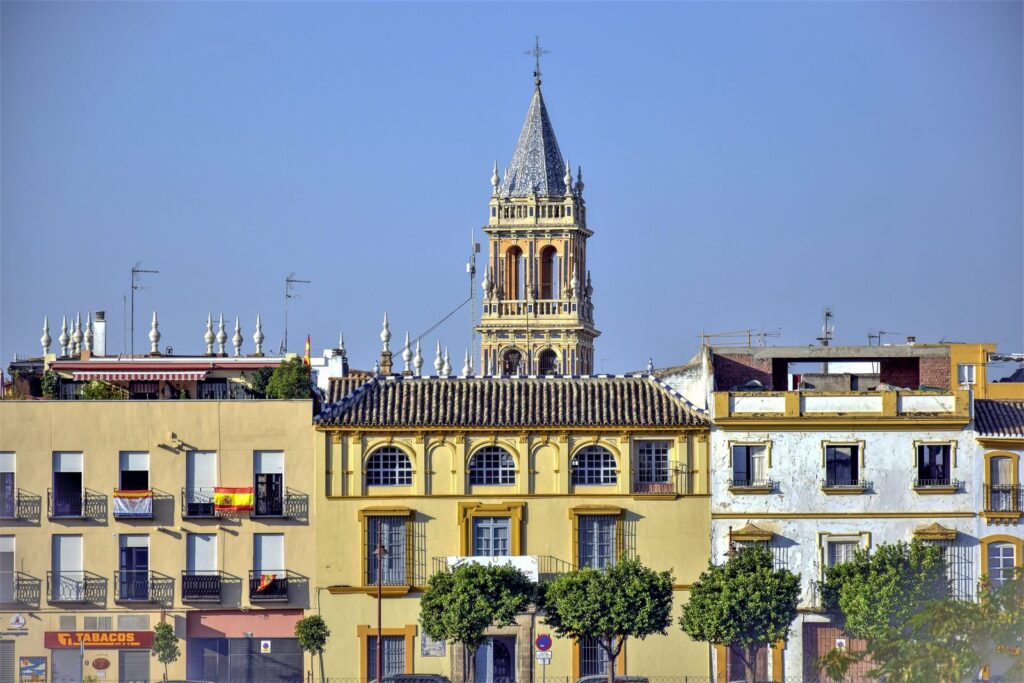 Edificios del centro histórico de Sevilla con la Giralda al fondo